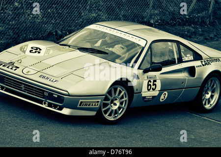 1987 Ferrari 328 GTB mit Fahrer Craig Milner im Fahrerlager auf dem 2013 CSCC Snetterton Meeting, Norfolk, UK. Stockfoto