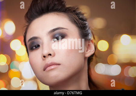 Junge Frau mit Smokey Eyes Stockfoto