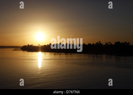 Sonnenuntergang über Fluss Nil LUXOR Ägypten 8. Januar 2013 Stockfoto