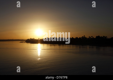 Sonnenuntergang über Fluss Nil LUXOR Ägypten 8. Januar 2013 Stockfoto