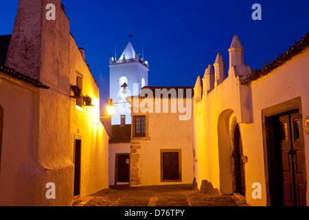 Torre de Relogio und Rua Direita Dämmerung / Dämmerung / Abend / Nacht Blick auf Straße in Monsaraz Dorf Alentejo Portugal Stockfoto