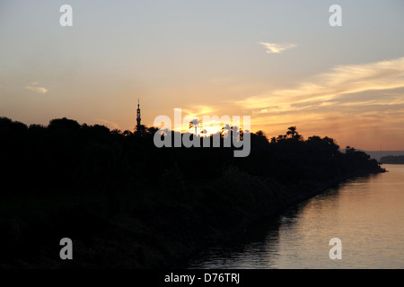 Sonnenuntergang über Fluss Nil LUXOR Ägypten 8. Januar 2013 Stockfoto