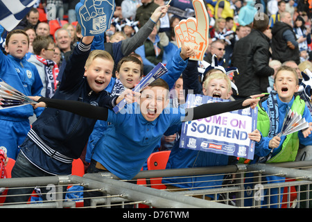 Junge Fußballfans Fans von Southend im Wembley Stadium Stockfoto