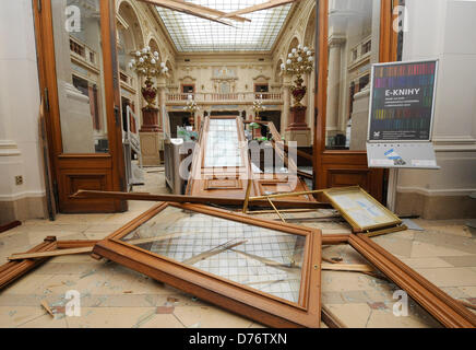 Prag, Tschechische Republik. 30. April 2013. Ruinen in der Akademie der Wissenschaften der Tschechischen Republik-Gebäudes in der Nähe der Szene einer starken Explosion in einem Gebäude im Zentrum von Prag, Tschechische Republik, 30. April 2013. Nach der Explosion am Montag, den 29. April, wahrscheinlich verursacht durch Gas-Leck gab es einige 40 Verletzungen, vor allem Licht. Die Explosion brach Windows in einem breiten Umgebung, eine Anzahl von Menschen durch das Glas geschnitten worden. (CTK Foto/Katerina Sulova/Alamy Live News) Stockfoto