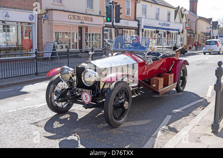 Dunmow, Essex, England. 30. April 2013. Ein 1913 Rolls-Royce Silver Ghost in der Hautpstraße Great Dunmow Essex.  Ein hundert Jahre altes Auto gebräuchlich 30. April 2013. Bildnachweis: William Edwards / Alamy Live News Stockfoto