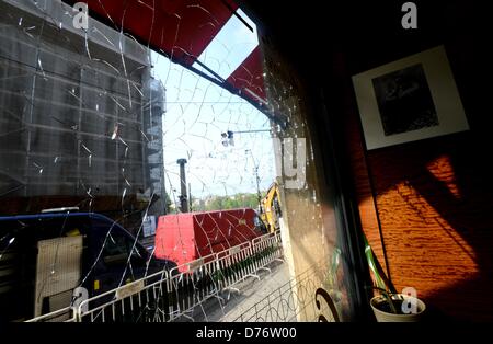 Prag, Tschechische Republik. 30. April 2013. Zerbrochenes Fenster im Cafe Slavia nahe der Szene einer starken Explosion in einem Gebäude im Zentrum von Prag, Tschechische Republik, 30. April 2013. Nach der Explosion am Montag, den 29. April, wahrscheinlich verursacht durch Gas-Leck gab es einige 40 Verletzungen, vor allem Licht. Die Explosion brach Windows in einem breiten Umgebung, eine Anzahl von Menschen durch das Glas geschnitten worden. (CTK Foto/Katerina Sulova/Alamy Live News) Stockfoto