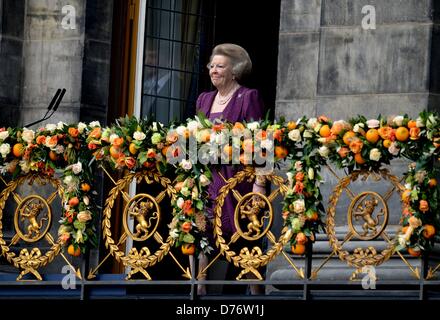 Amsterdam, Niederlande. 30. April 2013. Königliche Hoheit Prinzessin Beatrix wird auf dem Balkon des königlichen Palastes auf dem Dam Platz in Amsterdam gesehen. Foto: Frank Mai / picture Alliance Stockfoto