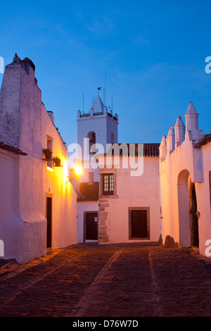 Torre de Relogio und Rua Direita Dämmerung / Dämmerung / Abend / Nacht Blick auf Straße in Monsaraz Dorf Alentejo Portugal Stockfoto