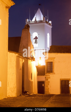 Torre de Relogio und Rua Direita Dämmerung / Dämmerung / Abend / Nacht Blick auf Straße in Monsaraz Dorf Alentejo Portugal Stockfoto