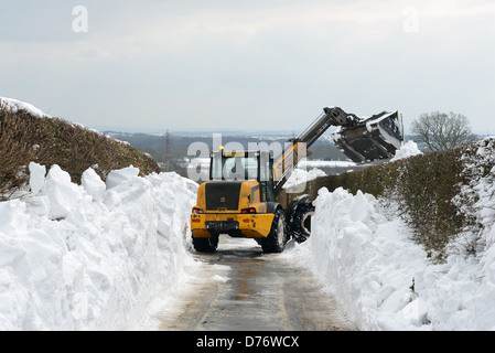 Schneeräumung auf Feldweg im Winter Shropshire England 2013 Uk Stockfoto