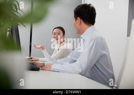 Business Partner diskutieren im Büro Stockfoto