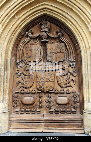 Bad Kathedrale geschnitzt Eichentür Uk Stockfoto