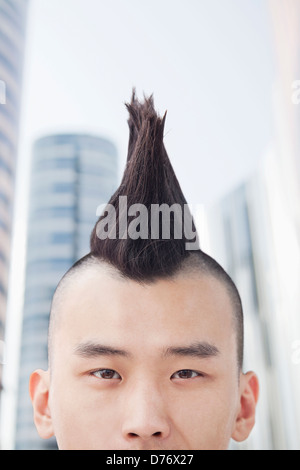 Junger Mann mit Mohawk Nahaufnahme Stockfoto