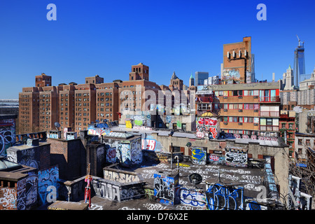 Düstere Dächer in der Lower East Side von Manhattan mit Graffiti. Stockfoto