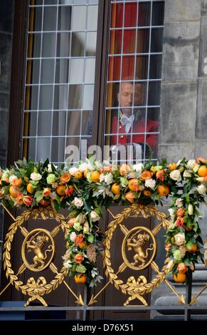 Amsterdam, Niederlande. 30. April 2013. Ein Mann vom Balkon des königlichen Palastes auf dem Dam Platz in Amsterdam eröffnet. Foto: Frank Mai / picture Alliance Stockfoto