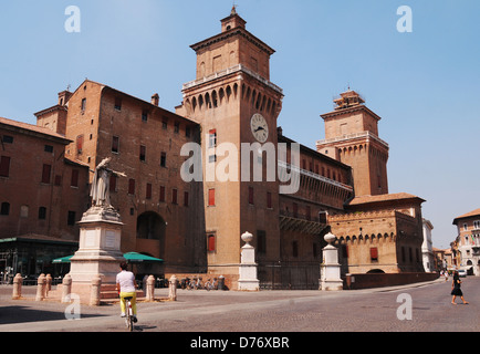 Italien Ferrara Schloss Estense Savanarola Denkmal Stockfoto