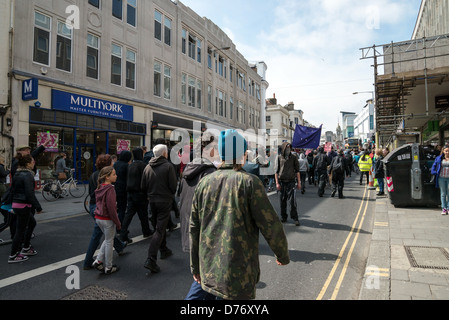 Brighton Sussex UK 21. April 2013 - Anti-Faschisten Demonstranten Stockfoto