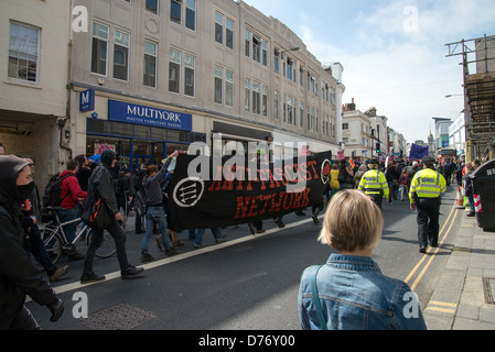 Brighton Sussex UK 21. April 2013 - Anti-Faschisten Demonstranten Stockfoto