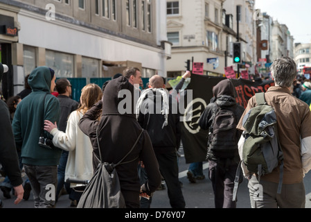 Brighton Sussex UK 21. April 2013 - Anti-Faschisten Demonstranten Stockfoto