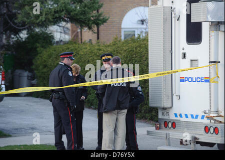 TORONTO, CA., 22. April 2013 - ein RCMP Gefechtsstand sitzt außerhalb des Hauses eines der Toronto Terrorverdächtigen. RCMP und Toronto Polizei durchsucht die Cherokee Blvd. zu Hause den Terrorismus verdächtigen Raed Jaser.  Royal Canadian Mounted Police kündigten die Verhaftung zwei Männer aus Toronto und Montreal, die in einem Al-Qaida unterstützt Handlung, ein VIA entgleisen beschäftigt waren Bahn Personenzug. Stockfoto