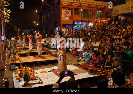 Am Abend Ganga Aarti Zeremonie in der Nähe von Dashashwamedh Ghat in Varanasi, Indien. Stockfoto