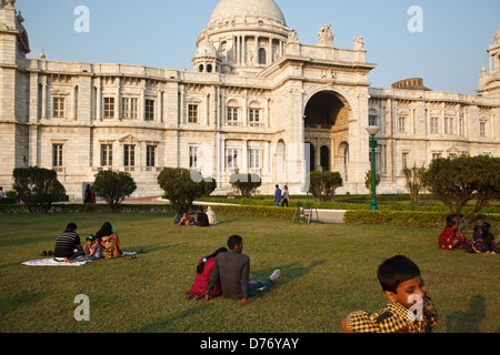 Menschen auf dem Rasen vor Victoria Denkmal in Kalkutta, Indien. Stockfoto