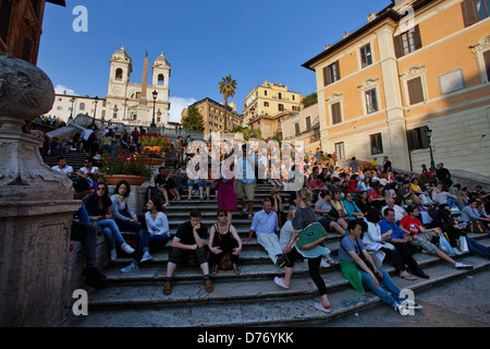 Besucher versammeln sich auf der spanischen Treppe in Rom, Italien. Stockfoto