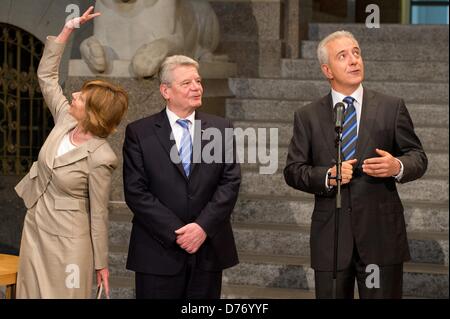 German President Joachim Gauck (C), seiner Partnerin Daniela Schadt (L) und Gouverneur von Sachsen Stanislaw Tillich stehen in den Kuppelsaal der sächsischen Staatskanzlei in Dresden, Deutschland, 30. April 2013. Gauck ist zu einem offiziellen Besuch in der deutschen Bundesland Sachsen, Veronika Tillich. Foto: Marc Tirl Stockfoto