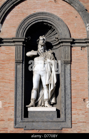 Neapel. Italien. Statue der Bonaparist Joachim Murat oder Gioacchino Murat an Fassade des Palazzo Reale oder Royal Palace. Acht Stockfoto