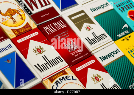 Verschiedene Schachteln Marlboro Zigaretten Stockfoto ...