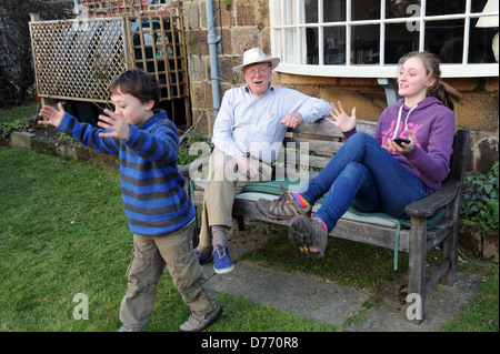 Großvater und Enkel des Großvaters schnelle Zeit in einem Garten Hindernis Wettbewerb feiert Stockfoto