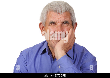 Senior in einem blauen Hemd auf einen weißen Hintergrund lächelt in die Kamera schaut Stockfoto