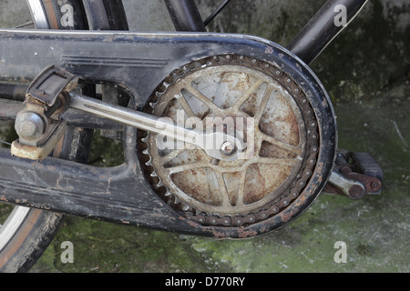 Kettenschutz und Pedale von einem alten Fahrrad Stockfoto