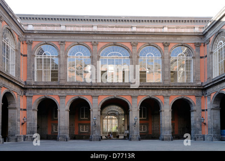 Neapel. Italien. Blick auf den Innenhof vollgestopft mit Bögen des Palazzo Reale oder Royal Palace. Der Palazzo befindet sich auf Stockfoto