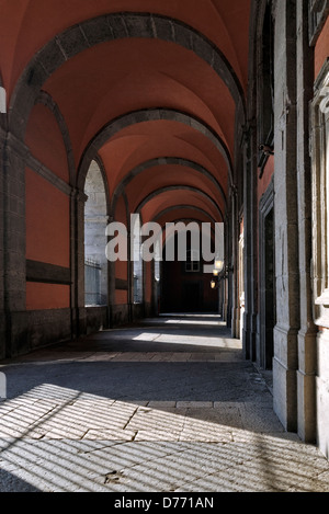 Neapel. Italien. Blick auf beleuchteten Lampen entlang einen Innenhof gewölbten Gang des Palazzo Reale oder Royal Palace. Die majestätischen Pala Stockfoto