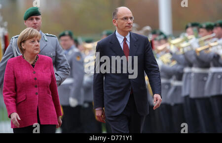 Berlin, Deutschland. 30. April 2013. Bundeskanzlerin Angela Merkel empfängt Ministerpräsident von Italien Enrico Letta im Bundeskanzleramt in Berlin, Deutschland, 30. April 2013. Letta ist bei seinem ersten Besuch in die deutsche Hauptstadt als italienische Ministerpräsident nach dem Gewinn einer Stimme des Vertrauens im italienischen Senat. Foto: KAY NIETFELD/Alamy Live-Nachrichten / Alamy Live News Stockfoto