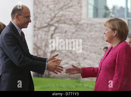 Berlin, Deutschland. 30. April 2013. Bundeskanzlerin Angela Merkel empfängt Ministerpräsident von Italien Enrico Letta im Bundeskanzleramt in Berlin, Deutschland, 30. April 2013. Letta ist bei seinem ersten Besuch in die deutsche Hauptstadt als italienische Ministerpräsident nach dem Gewinn einer Stimme des Vertrauens im italienischen Senat. Foto: KAY NIETFELD/Alamy Live-Nachrichten / Alamy Live News Stockfoto