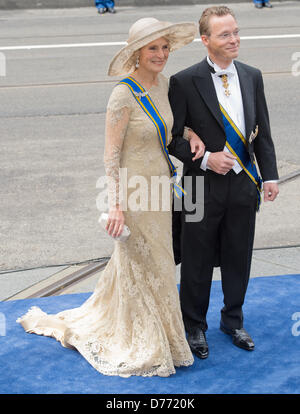 Amsterdam, Niederlande. 30. April 2013. Niederländische Prinzessin Irene und ihrem Sohn Prinz Carlos kommen in der Nieuwe Kerk in Amsterdam, wo die Amtseinführung des neuen Königs stattfindet. Während die Amtseinführung des neuen Königs ist im Amt bestätigt und schwört Treue zur Verfassung und zur treu die Aufgaben seines Amtes. Foto: Boris Roessler/dpa Stockfoto