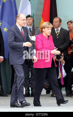 Berlin, Deutschland. 30. April 2013. Bundeskanzlerin Angela Merkel empfängt Ministerpräsident von Italien Enrico Letta mit militärischen Ehren im Bundeskanzleramt in Berlin, Deutschland, 30. April 2013. Letta ist bei seinem ersten Besuch in die deutsche Hauptstadt als italienische Ministerpräsident nach dem Gewinn einer Stimme des Vertrauens im italienischen Senat. Foto: KAY NIETFELD / Alamy Live News Stockfoto