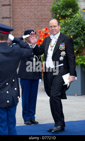 Amsterdam, Niederlande. 30. April 2013. Prinz Albert von Monaco verlässt der Nieuwe Kerk in Amsterdam, wo die Amtseinführung des neuen Königs stattfand. Foto: Albert Nieboer / / Alamy Live News Stockfoto