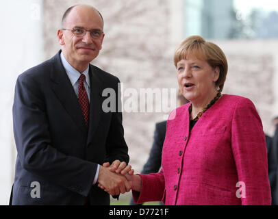 Berlin, Deutschland. 30. April 2013. Bundeskanzlerin Angela Merkel empfängt Ministerpräsident von Italien Enrico Letta mit militärischen Ehren im Bundeskanzleramt in Berlin, Deutschland, 30. April 2013. Letta ist bei seinem ersten Besuch in die deutsche Hauptstadt als italienische Ministerpräsident nach dem Gewinn einer Stimme des Vertrauens im italienischen Senat. Foto: Kay Nietfeld / Alamy Live News Stockfoto