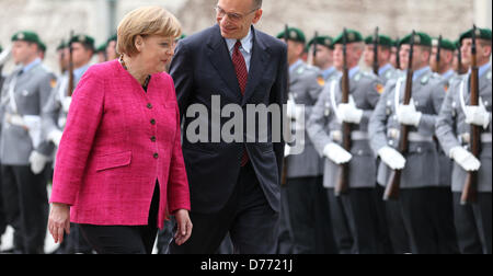 Berlin, Deutschland. 30. April 2013. Bundeskanzlerin Angela Merkel empfängt Ministerpräsident von Italien Enrico Letta mit militärischen Ehren im Bundeskanzleramt in Berlin, Deutschland, 30. April 2013. Letta ist bei seinem ersten Besuch in die deutsche Hauptstadt als italienische Ministerpräsident nach dem Gewinn einer Stimme des Vertrauens im italienischen Senat. Foto: Kay Nietfeld / Alamy Live News Stockfoto