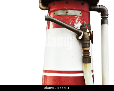 Nahaufnahme einer Oldtimer Tankstelle-Pumpe-Düse isoliert auf weißem Hintergrund mit Beschneidungspfad Stockfoto