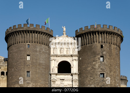 Neapel. Italien. Blick auf die Fassade des Castel Nuovo, zeichnet sich durch ein Trio von Kriegstürmen an der Front. Das Schloss ist bett Stockfoto