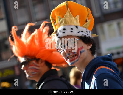 Amsterdam, Niederlande. 30. April 2013. Oranje-Fans Feiern anlässlich der Einsetzung der neuen König des Landes, in Amsterdam. Foto: Britta Pedersen/Dpa/Alamy Live News Stockfoto