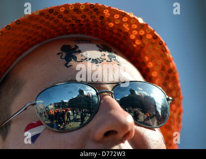 Amsterdam, Niederlande. 30. April 2013. Eine Oranje-Fan feiert anlässlich der Einsetzung der neuen König des Landes, in Amsterdam. Foto: Britta Pedersen/Dpa/Alamy Live News Stockfoto