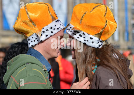 Amsterdam, Niederlande. 30. April 2013. Dominque und Leandra werden anlässlich der Einsetzung der neuen König des Landes, in Amsterdam feiert. Foto: Britta Pedersen/Dpa/Alamy Live News Stockfoto