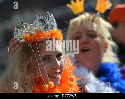 Amsterdam, Niederlande. 30. April 2013. Maedelen feiert anlässlich der Einsetzung der neuen König des Landes, in Amsterdam. Foto: Britta Pedersen/Dpa/Alamy Live News Stockfoto