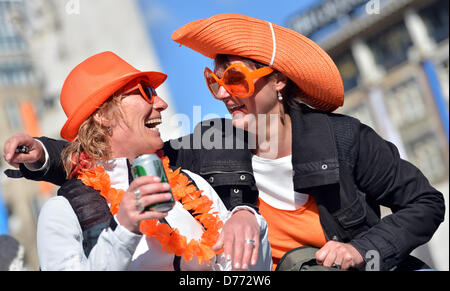 Amsterdam, Niederlande. 30. April 2013. Renzke und Linda sind anlässlich der Einsetzung der neuen König des Landes, in Amsterdam feiert. Foto: Britta Pedersen/Dpa/Alamy Live News Stockfoto