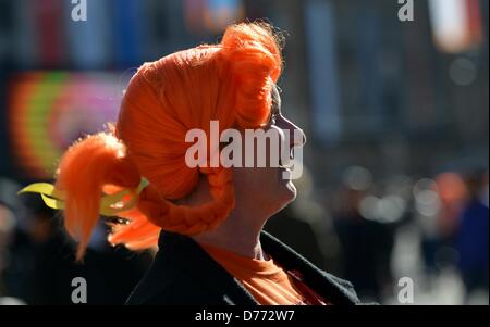 Amsterdam, Niederlande. 30. April 2013. Eine junge Frau feiert anlässlich der Einsetzung der neuen König des Landes, in Amsterdam. Foto: Britta Pedersen/Dpa/Alamy Live News Stockfoto